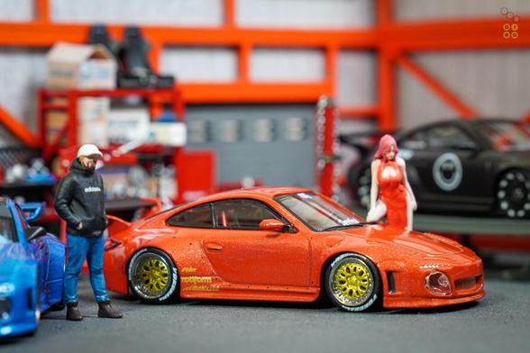 Two cars of Old & New 997 by Tarmac Works in 1:64 scale with 1:64 figures on AREA 164.