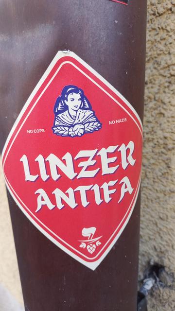 Roter Aufkleber mit der Aufschrift Linzer Antifa