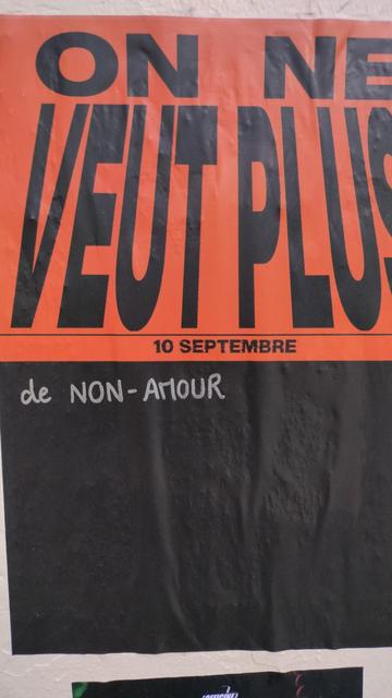 Photo d'affiche "On ne veut plus" avec un espace noir qui permet aux passants d'écrire leurs revendications