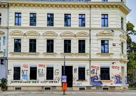 Frisch renoviertes Haus. Mit Parolen gegen Gentrifizierung besprüht.