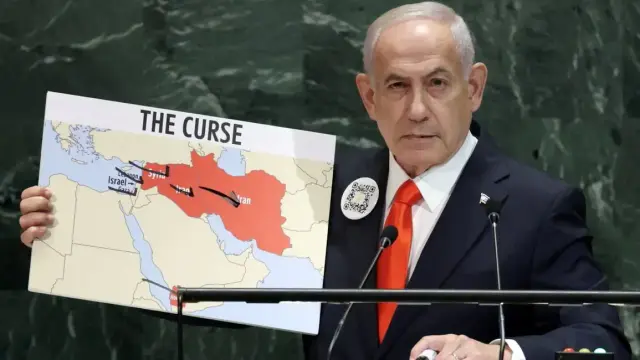 Benjamin Mileikowsky, más conocido como Benjamin Netanhyahu, sosteniendo lo que podría ser un mapa del Gran Israel