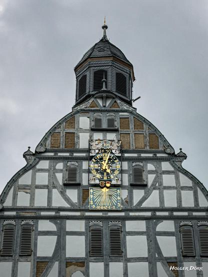 Besonders markant: das Fachwerkhaus mit Turm und Uhr – ein Wahrzeichen am Markt.