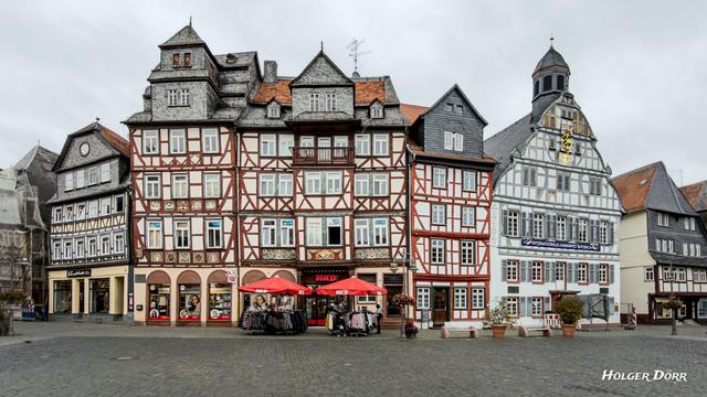 Ein beeindruckendes Ensemble – die markanten Fachwerkhäuser prägen den Markt seit Jahrhunderten.