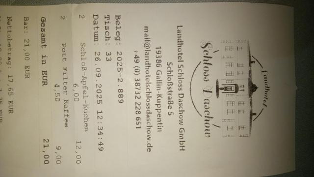 Kassenbon vom Landhotel Schloss Daschow.
Text: 2 Schloß-Apfel-Kuchen a 6,00€
2 Pott Filter-Kaffee a 4,50€
Gesamt in Euro 21,00