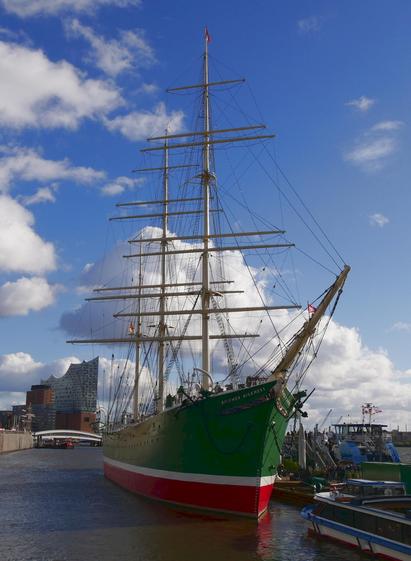 Die "Rickmer Rickmers" im Hamburger Hafen. Das dreimastige, frühere Frachtsegelschiff lief 1896 in der Rickmers-Werft in Bremerhaven vom Stapel und liegt heute an den Hamburger Landungsbrücken. Im Hintergrund links die Elbphilharmonie.