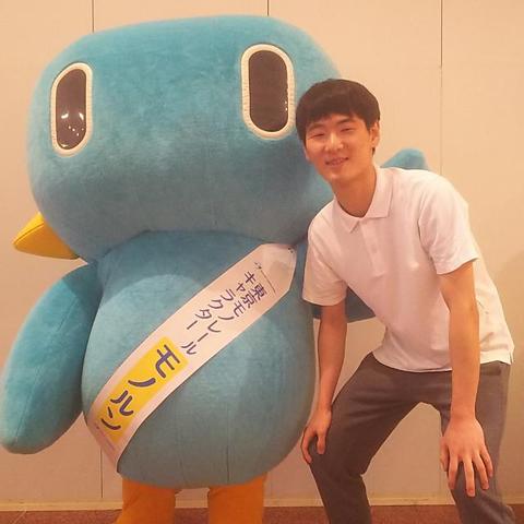 東京モノレールキャラクター「モノルン」と私（佐波哲朗）が写っている写真