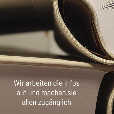 Dicke Bücher in der Seitenansicht.

Text im Bild: Wir arbeiten die Infos auf und machen sie allen zugänglich.