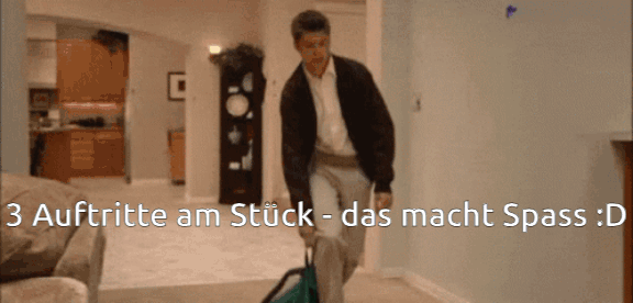 Jemand kommt nach Hause und fällt unwillentlich, vermutlich unerwartet  erschöpft zu Boden, weil so erschöpft