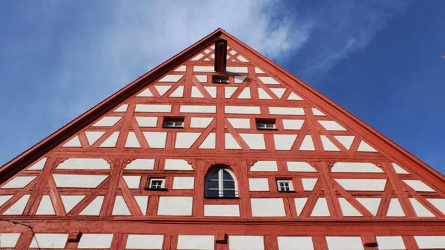 Fachwerkgiebel mit roten Balken und weißen Gefachen
