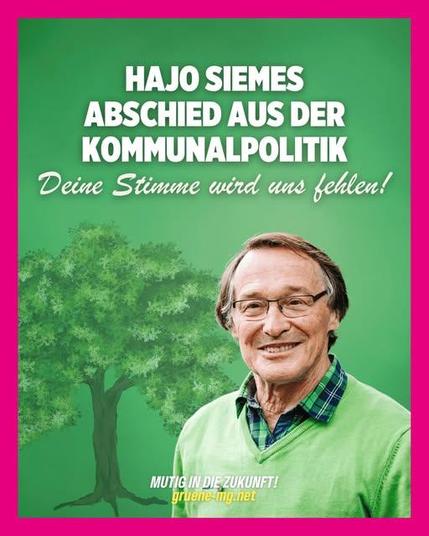 Plakat von Bündnis 90/Die Grünen Mönchengladbach. In der Mitte ist ein älterer Mann mit Brille, grauen Haaren und grünem Hemd abgebildet, er lächelt freundlich. Links daneben ein stilisierter Baum im Hintergrund. Oben steht in weißer Schrift: „Hajo Siemes Abschied aus der Kommunalpolitik“. Darunter in geschwungener Schrift: „Deine Stimme wird uns fehlen!“. Unten das grüne Logo und der Slogan: „Mutig in die Zukunft! gruene-mg.net“.
