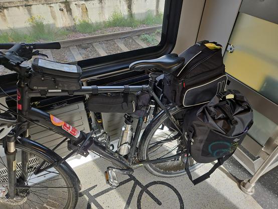 Ein bepacktes Trekking-Rad im Fahrradabteil eines Regionalzuges
