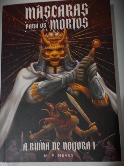 Capa do livro. Um guerreiro gigante de máscara dourada e capa branca segura uma espada com as duas mãos diante de uma mulher pequena vista de costas e vestindo trajes de bárbaro.