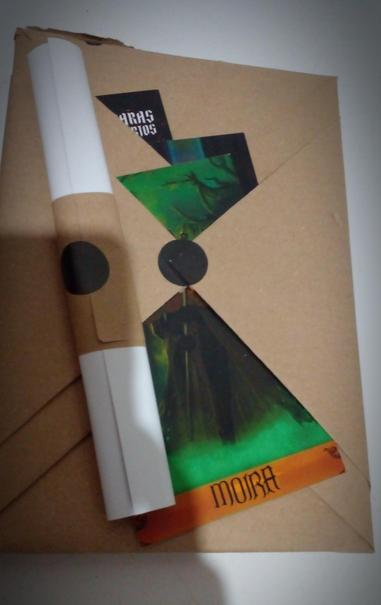 Caixa fechada da entrega, com pôster enrolado e cartões dos dois personagens principais.