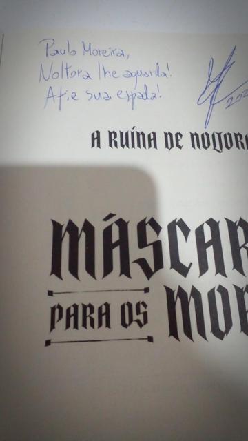 Contracapa com autógrafo de Marcelo Neves escrita a próprio punho. Ele escreveu: Paulo Moreira, Noltora lhe aguarda! Afie sua espada!