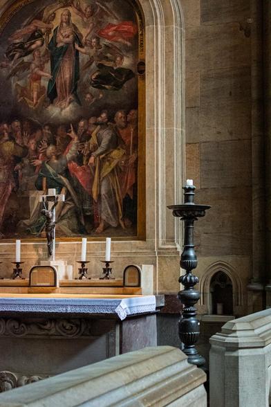 👁️ A side altar with a Baroque altar painting and a candle on a large wooden candlestick
📍 St. Vitus’ Cathedral, Prague
📅 9 Jun 2025
📸 Nikon D5600
⚪️ Nikkor DX 35 mm ƒ1.8G
🎞️ ISO 4000, ƒ4.5, -1.7 ev, 1/500s 
