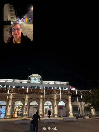 BeReal claire devant la gare de Perpignan 