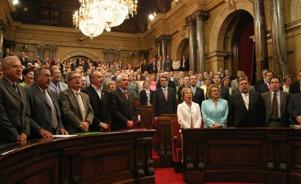Els diputats entonen "Els segadors" al Parlament el 30 de setembre del 2005 després d'aprovar l'Estatut (Parlament de Catalunya)