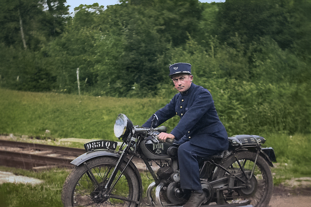 photographie en couleur restaurée, mon grand pere en uniforme de garde forestier, sur une moto terrot
