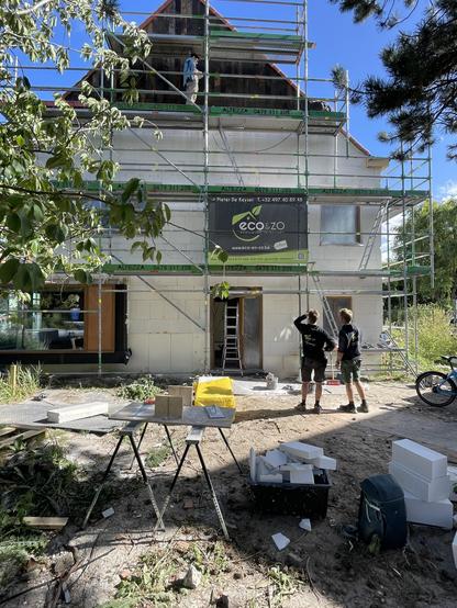 Werffoto van gevel met minerale multipor gevelisolatie, recuperatiehout en stellingen