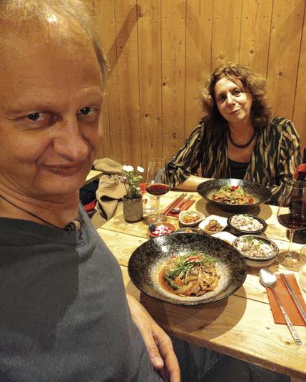 Jutta und Michael bei einem koreanischen Essen