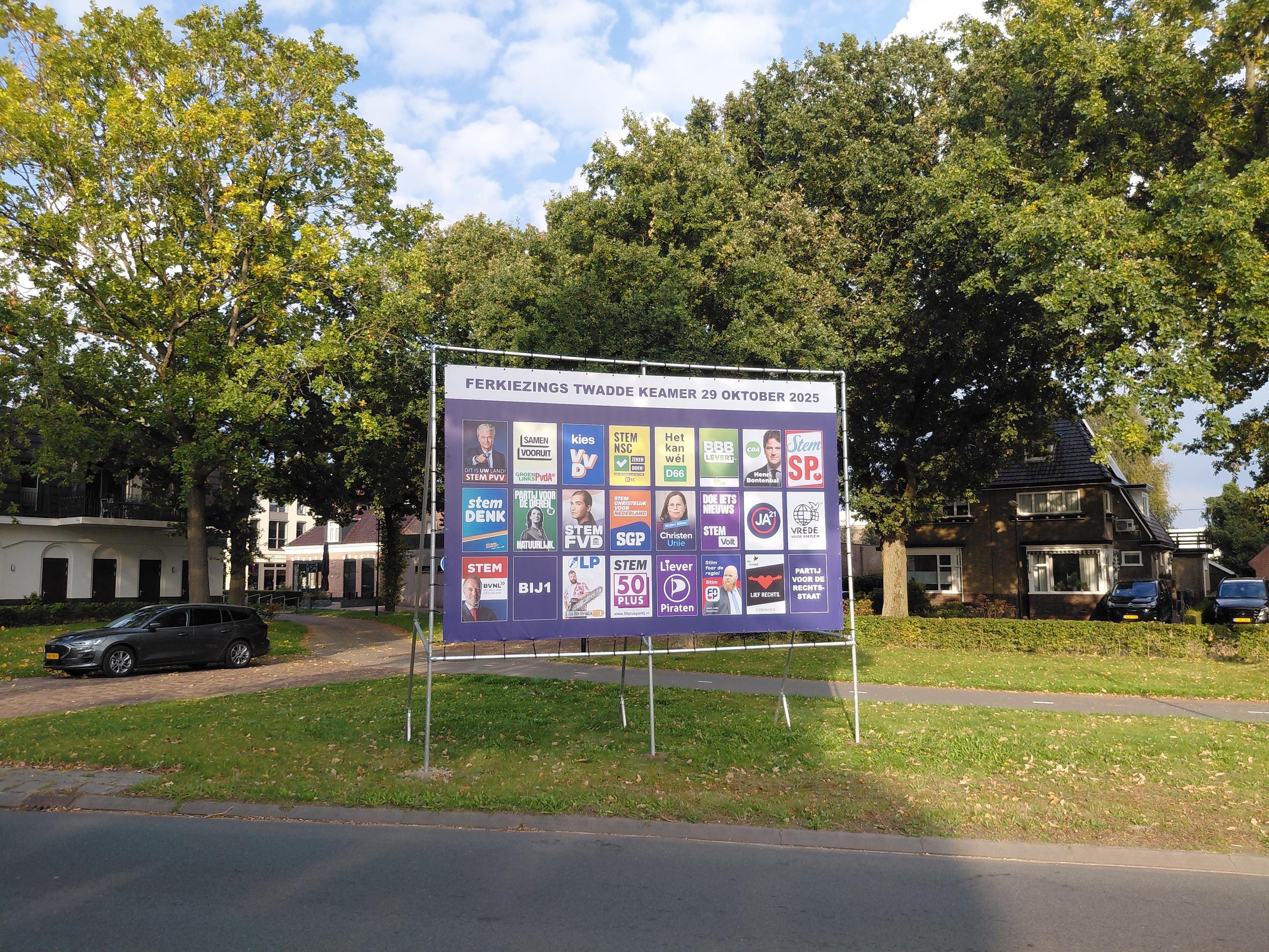 Liever Piraten poster op it spandoek foar de Ferkiezings Twadde Keamer 29 oktober 2025, Burgum, Tytsjersteradiel Liever Piraten-poster op spandoek voor de verkiezingen Tweede Kamer 29 oktober 2025, Burgum, Tytsjersteradiel