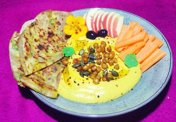 Kürbis-Hummus mit selbstgemachtem Vollkorn Paratha, Apfel, Karotte, geröstete Kichererbsen und paar Kürbiskerne.
