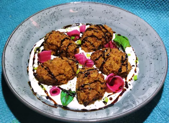 Reis 'Kroketten' auf Soyoghurt mit rosa Bete und Balsamico Crema.
