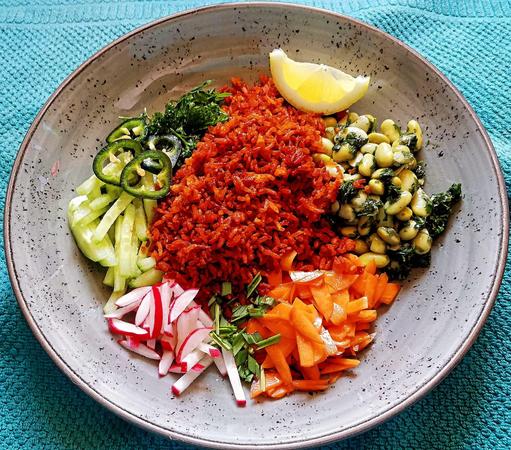 Crispy Rice Salat mit verschiedenem Gemüse.