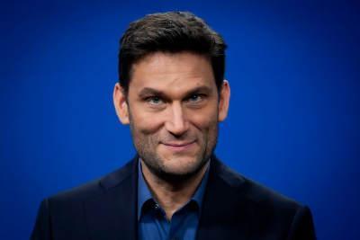 Deutscher Kabarett-Preis 2025 an Christian Ehring
Der Förderpreis geht an Fee Brembeck, der Sonderpreis an das Duo "Das Geld liegt auf der Fensterbank, Marie ". Die Preisverleihung im Januar 2026 moderiert Matthias Egersdörfer.
Foto Copyright Christian Ehring