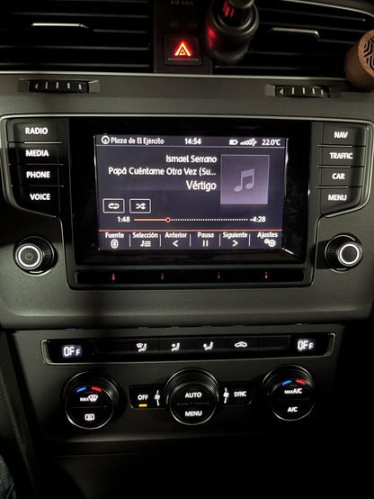 ALT Panel interior de un coche (pantalla, mandos control, aire…). Suena la canción «Vértigo» de Ismael Serrano. 
