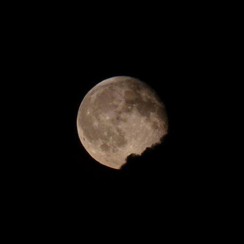 Der ehemalige Blutmond sieht angefressen aus.