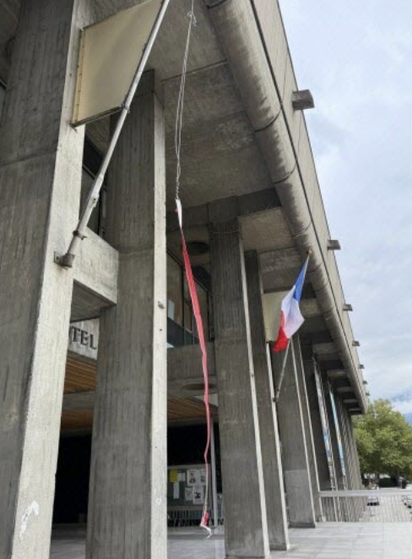 L'homme devra répondre de « dégradations légères » en ce qui concerne l’arrachage du drapeau, ce qui relève non pas d’un délit mais d’une contravention. Photo Le DL/Anouk Anglade
