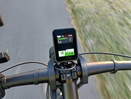 Aufnahme des E-Bike Displays und des Mittelteils des Fahrradlenkers.
Auf dem Display ist die Temperaturanzeige ausgewählt. Anzeige 1,5 °C.

weitere Infos auf dem Fahrraddisplay: Batteriesymbol fast voll geladen. Blauer Eiskristall als Glatteis-Warnung. Uhrzeit 7:49. Geschwindigkeit 19 km/h. Unterstützungsstufe Flow. Gangschaltung im Automatikmodus. Licht an.