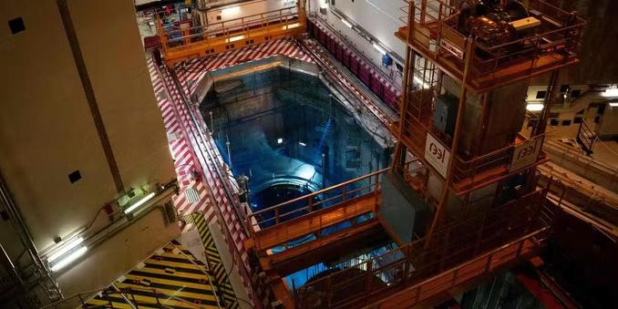 Deux des trois soupapes placées au sommet du pressuriseur qui permet de maintenir l’eau du circuit primaire à une pression de 155 bars « n’étaient pas complètement conformes » aux attendus en termes d’« étanchéité ».