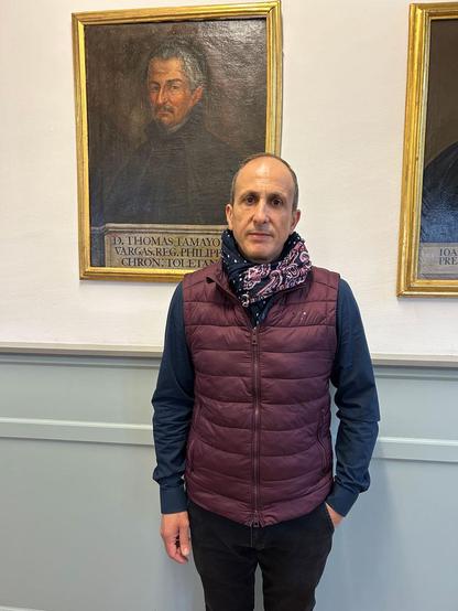 Creatiz y artista José Antonio Fontal Álvarez en la "Galería de Ilustres personajes de Toledo" en la "Biblioteca de Castilla - La Mancha" en el "Alcázar de Toledo" 