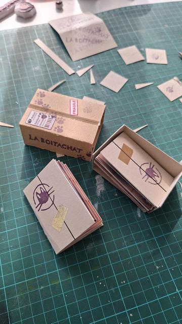 Mini livre "La boitachat", une histoire de chat dans un carton, entièrement assemblé à la main