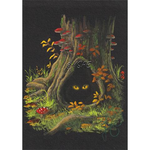 Gouache représentant un arbre creux dans la forêt, l'an lequel on aperçoit deux yeux qui luisent.
