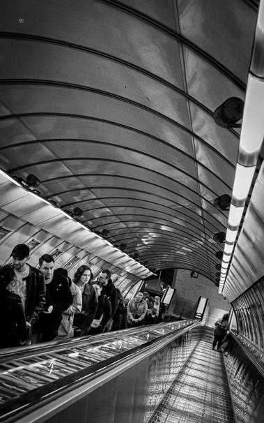 👁️ A dual escalator tunnel, one side full of people, the other with one woman
📍 Staroměstská, Prague
📅 8 Jun 2025
📸 Nikon D5600
⚪️ Nikkor DX 35 mm ƒ1.8G
🎞️ ISO 2000, ƒ5, -0.3 ev, 1/100s 