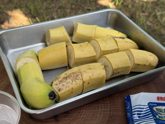 Cut bananas of varying ripeness