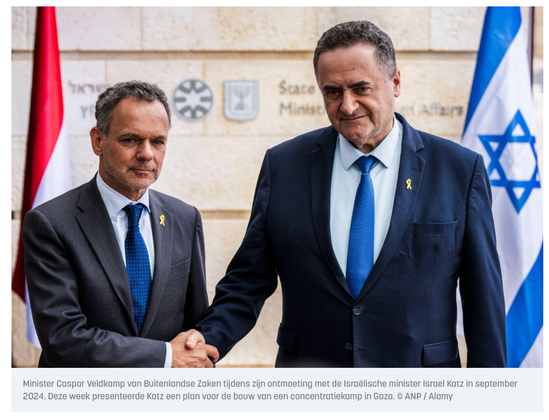 "Minister Caspar Veldkamp van Buitenlandse Zaken, tijdens zijn ontmoeting met de Israelische minister Katz in september 2024.
Deze week presenteerde Katz een plan voor de bouw van een concentratiekamp* in Gaza" © ANP/ ALamy

*overigens was Gaza al heel lang één groot concentratiekamp, maar dit terzijde.