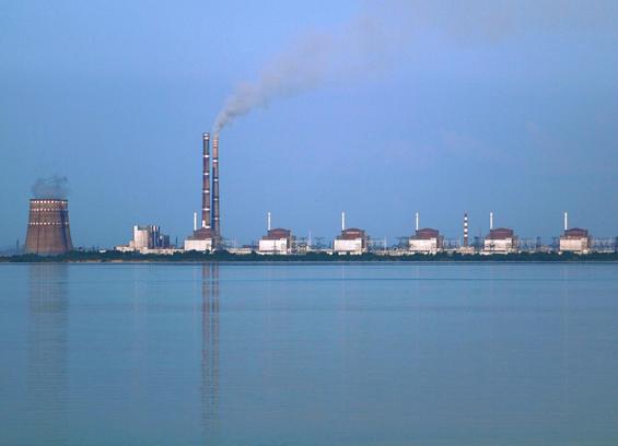 Blick von Westen auf das Kernkraftwerk Saporischschja mit den Blöcken 1 bis 6 (von rechts nach links). Die beiden hohen Kamine gehören zum Wärmekraftwerk Saporischschja, die beiden weißen Gebäude links von ihnen sind dessen Kesselhäuser. (Aufnahme von 2009).
Autor/Urheber: Ralf1969, https://commons.wikimedia.org/w/index.php?curid=7343361
Lizenz: CC BY-SA 3.0