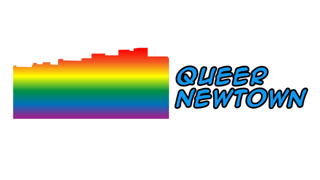 Das Bild zeigt ein Logo. Auf der linken Seite ist eine stilisierte Skyline zu sehen, die in den Farben des Regenbogens (rot, orange, gelb, grün, blau, violett) eingefärbt ist – ein Symbol für die LGBTQIA+-Community.
Rechts daneben steht der Schriftzug **„QUEER NEWTOWN“** in blauen, leicht kursiven Großbuchstaben mit schwarzer Umrandung.
Der Hintergrund ist weiß.