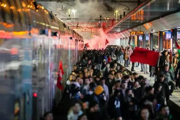 Des manifestants pro-palestiniens envahissent la voie ferrée à la gare de Milan Cadorna, en Italie, le mercredi 1er octobre 2025 