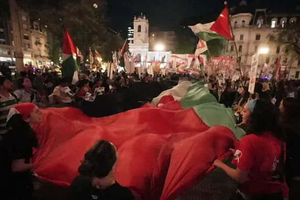 Des manifestants pro-palestiniens protestent après l'interception de navires par la marine israélienne, à Buenos Aires, en Argentine, le mercredi 1er octobre 2025