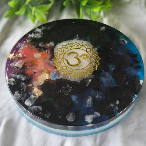 Handgemaakte orgonite oplaadschijf met maansteen, opaliet, sneeuwvlok obsidiaan, bergkristal en zwarte toermalijn. De schijf (10 cm) met bladgoud en metalen.

#orgonitewebshop #orgoniteoplaadschijf