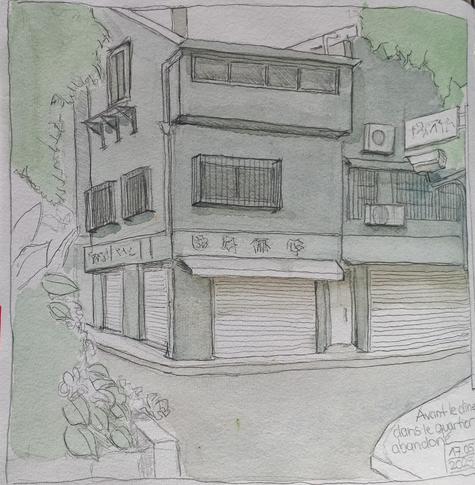 Des maisons abandonnées dans un quartier de Shanghai. Bcp de ces quartiers sont vidés de force  de leurs habitants, qui sont garés en lointaine banlieue en barre de HLM pour faire place à des projets d'immobilier de luxe aux vigiles et sans âme. J'ai vu un vieux monsieur dans sa minuscule échoppe de quartier, tout seul et tout les immeubles autour étaient déjà plombé - déchirant.  
Abandonned houses in a Shanghai block. Many of these blocks are evacuated by force to put the citizens in far away social housing; This for luxury developments, secured and without life. I saw an old man in his tiny neighbourhood shop, only all the houses around where already sealed. Heartbreaking. 
