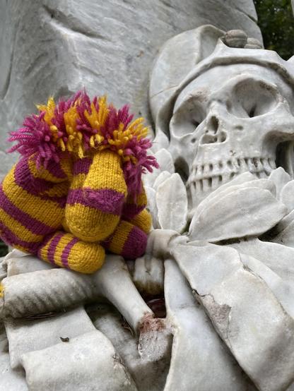 Zebra auf dem SHakespeare-Denkmal in Weimar, Nahaufnahme des Totenkopfs