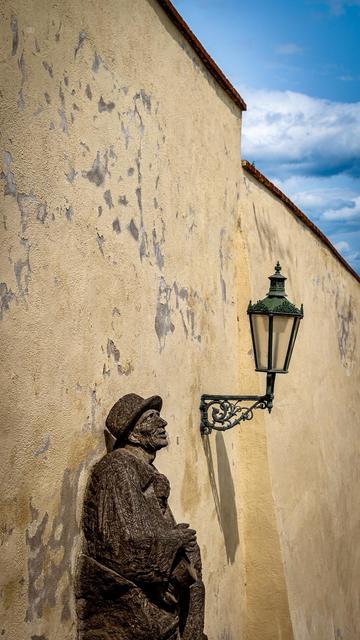 👁️ A carved wooden statue of an old sleeping man in medieval dress leaning against a stone wall with a lantern
📍 Prague Castle
📅 9 Jun 2025
📸 Nikon D5600
⚪️ Nikkor DX 35 mm ƒ1.8G
🎞️ ISO 100, ƒ4.5, -0.3 ev, 1/1600s 