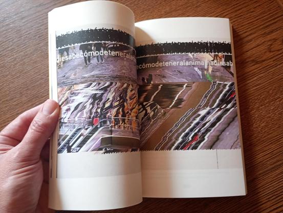 Interiores del libro "Poema Máquina Derrumbe". En estas páginas se ve un fotograma de un poema visual digital del autor.