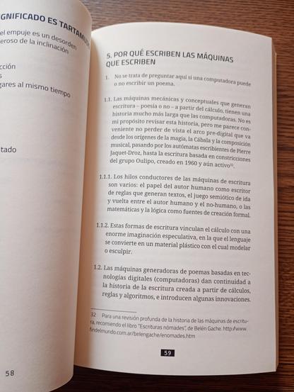 Interiores del libro "Poema Máquina Derrumbe". En la página de la derecha inicia el capítulo titulado "Por qué escriben las máquinas que escriben".